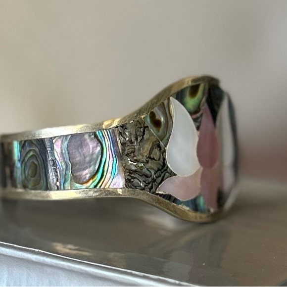 Vintage Mother-of-Pearl Flower Inlaid with Abalone on Cuff Bracelet - Picture 4 of 5